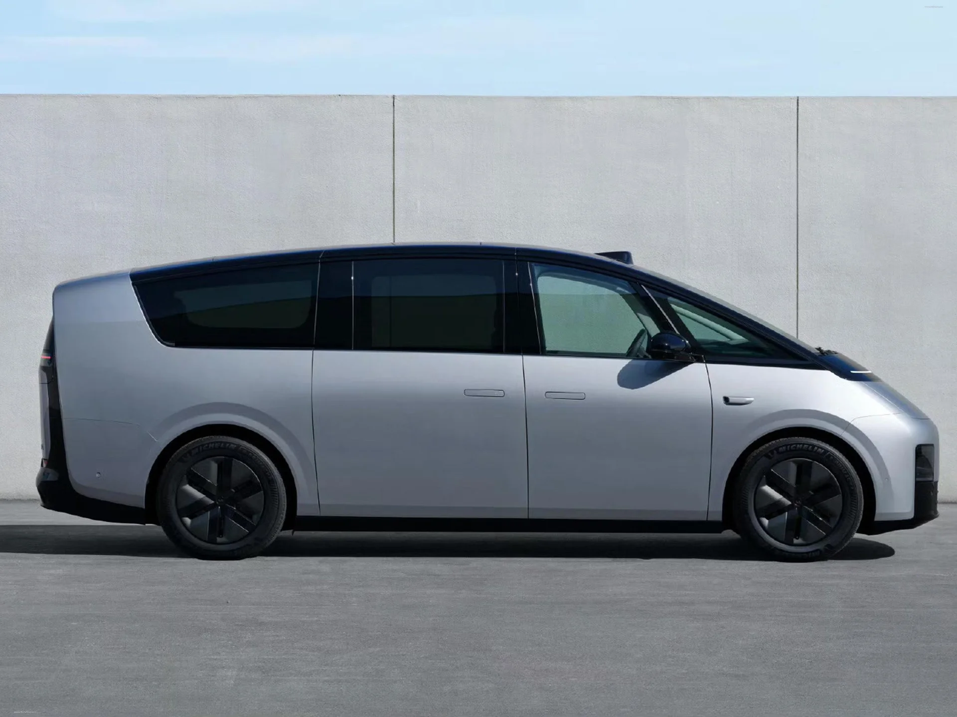 Li Auto MEGA exterior