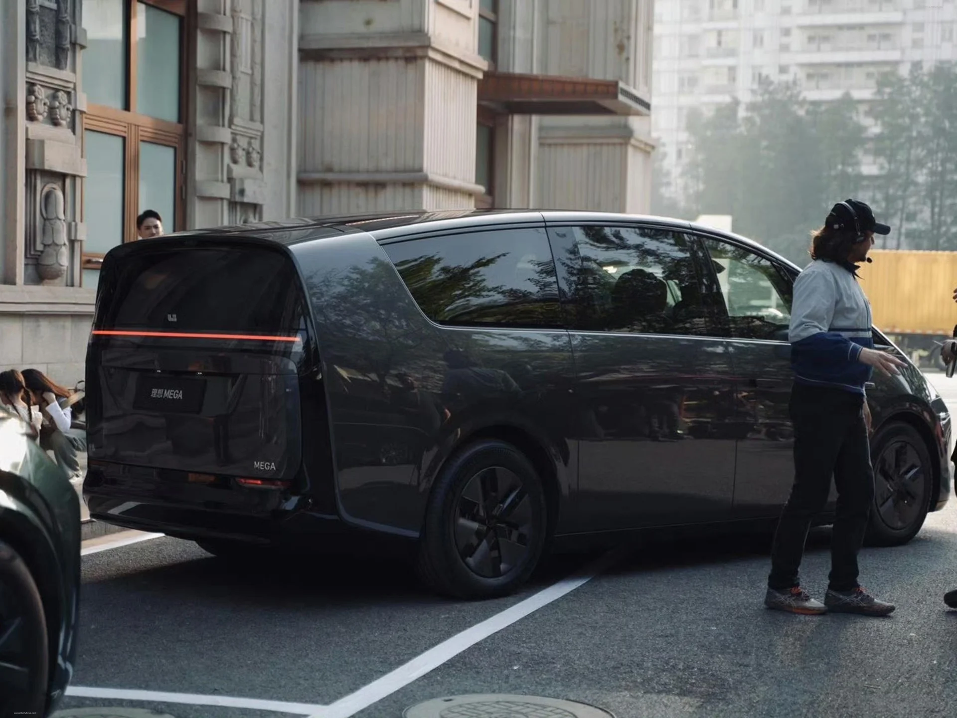 Li Auto MEGA view 3