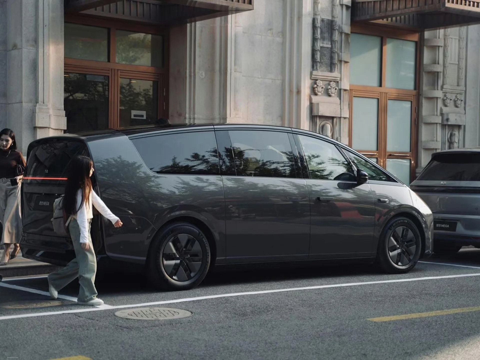 Li Auto MEGA detail 6